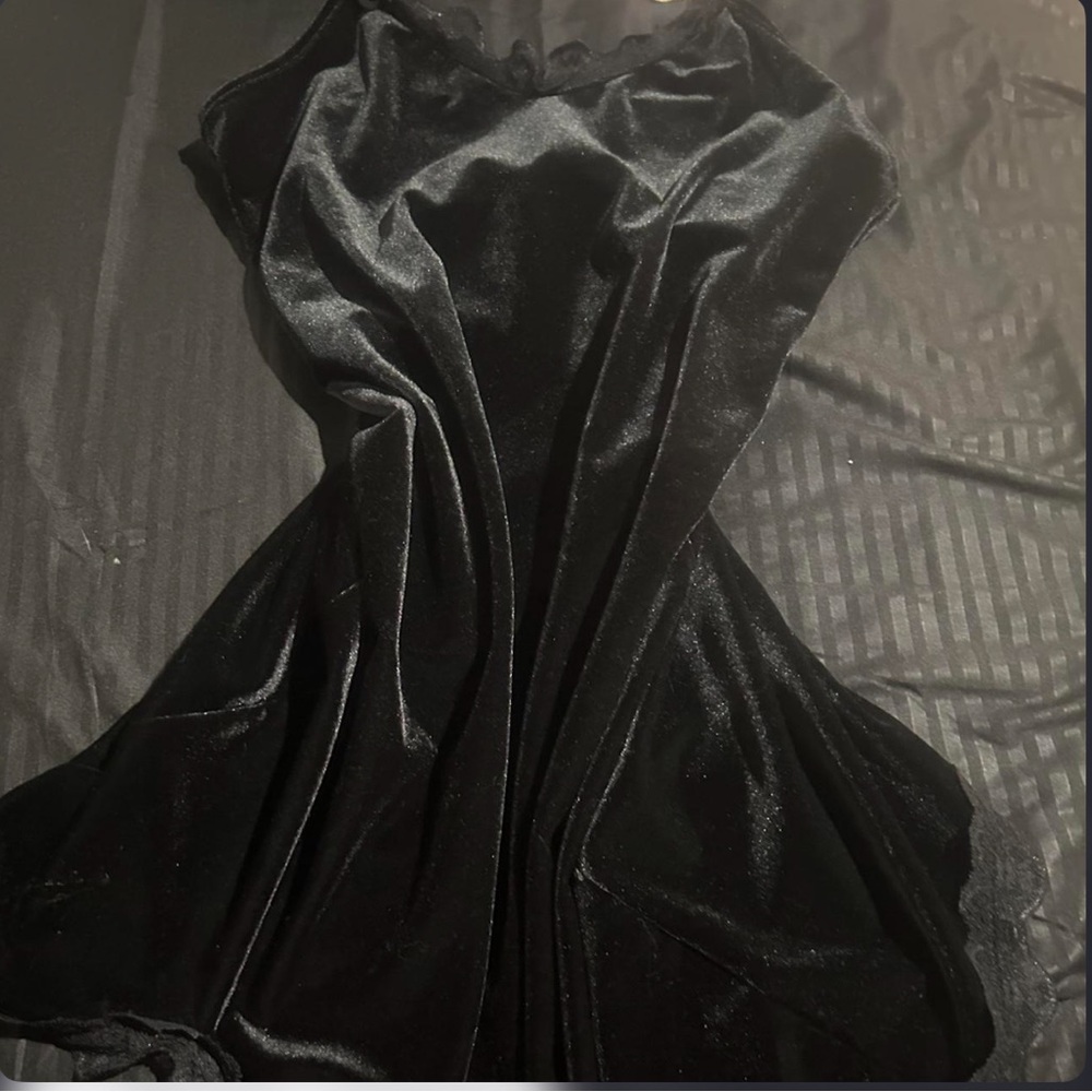 SHEIN Black Strapless Velvet Dress